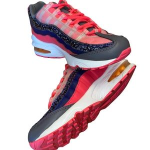 Nike AirMax Size 6 (Older Youth or Woman’s)